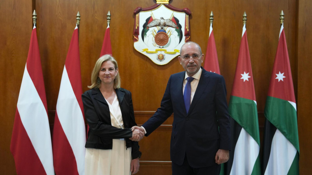 نائب رئيس الوزراء وزير الخارجية وشؤون المغتربين أيمن الصفدي، ووزيرة الخارجية الاتحادية للشؤون الأوروبية والدولية في جمهورية النمسا بياته ماينل - رايسينغر. (وزارة الخارجية)