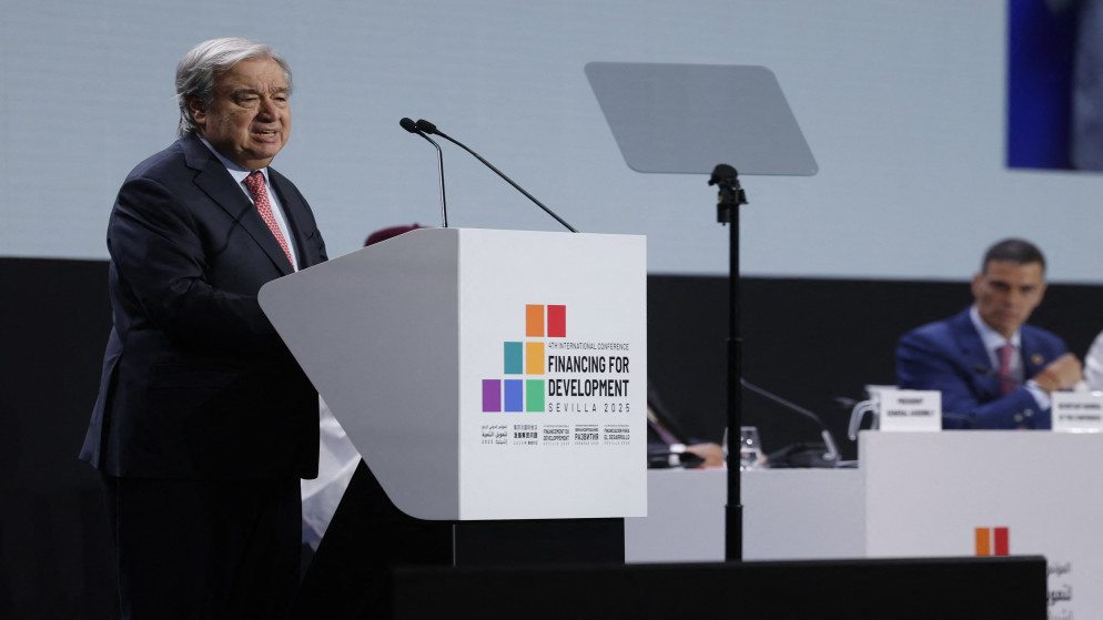 الأمين العام للأمم المتحدة أنطونيو غوتيريش خلال مؤتمر الأمم المتحدة الدولي الرابع للتمويل والتنمية في إشبيلية، في 30 حزيران 2025. (أ ف ب)
