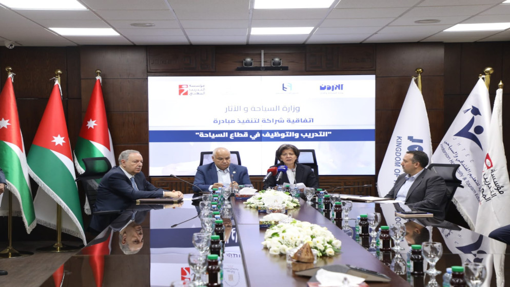 جانب من توقيع اتفاقية لتمكين الشباب من العمل في قطاع السياحة.(وزارة السياحة)