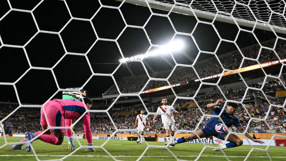 مباراة دور الـ16 من كأس العالم للأندية FIFA قطر 2025 بين مانشستر سيتي الإنجليزي والهلال السعودي على ملعب كامبينغ وورلد في أورلاندو، 30 حزيران 2025. (أ  ف ب)