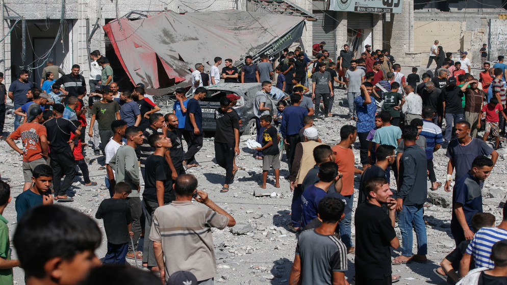فلسطينيون يتفقدون موقع غارة جوية إسرائيلية على منزل في مدينة غزة، 27 حزيران 2025. (رويترز)