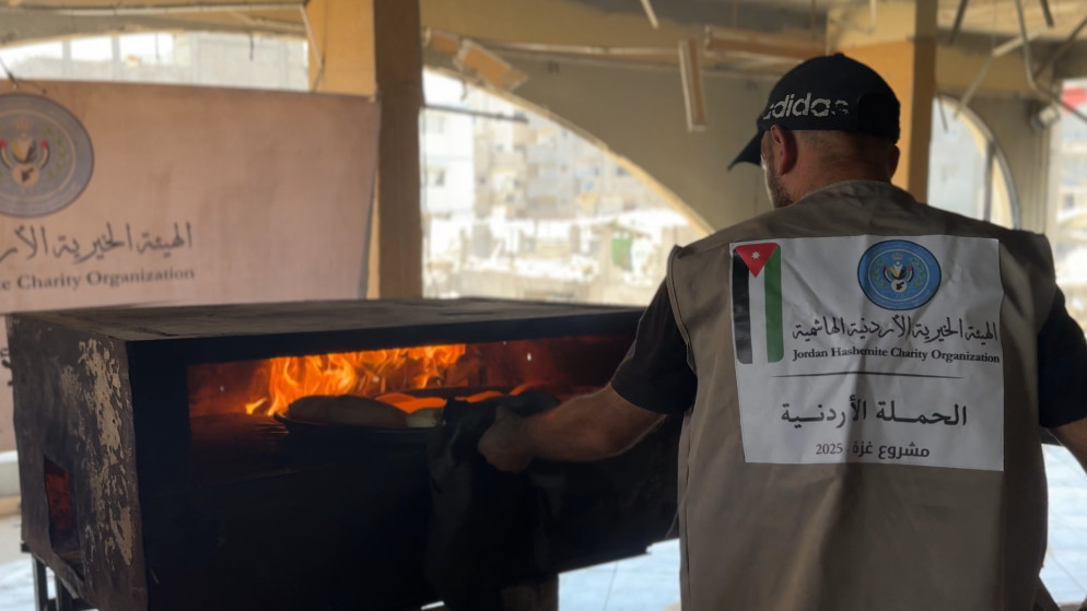 متطوع في الحملة الأردنية يعمل في مخبز داحل قطاع غزة.