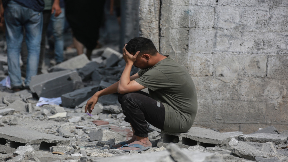 شاب فلسطيني يجلس بالقرب من أنقاض منزل سكني تعرض للقصف الإسرائيلي في جباليا شمال قطاع غزة، في 30 حزيران 2025. (أ ف ب)