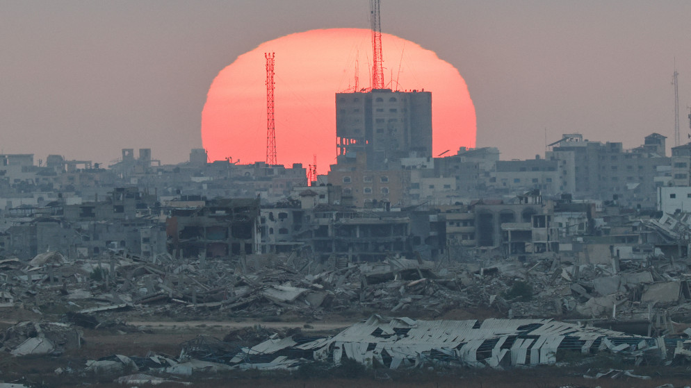 غروب الشمس فوق غزة، 1 تموز 2025. (رويترز)