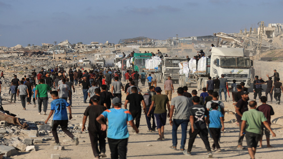 فلسطينيون يتجمعون لتلقي المساعدات في بيت لاهيا شمال قطاع غزة، 25 حزيران 2025. (رويترز)