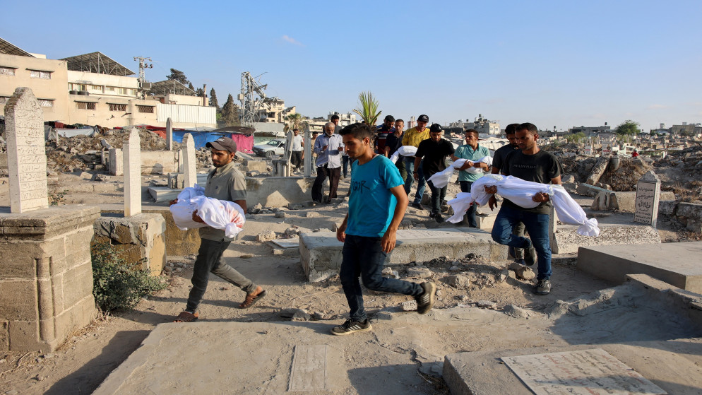 رجال فلسطينيون يحملون جثث أطفال استشهدوا في غارة إسرائيلية على مدينة غزة. (أ ف ب)