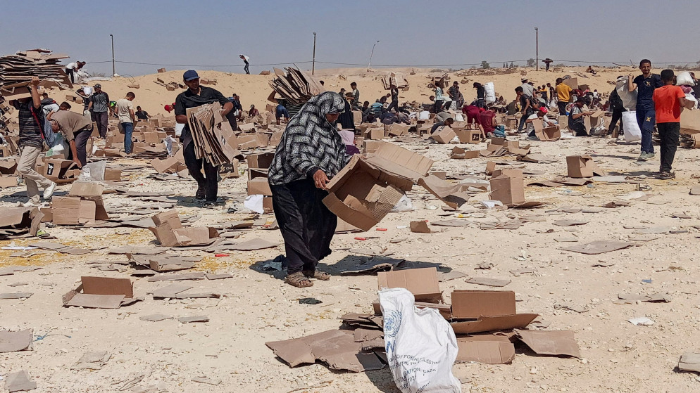 فلسطينيون يتجمعون لجمع ما تبقى من إمدادات الإغاثة من مركز توزيع مؤسسة غزة الإنسانية في رفح جنوبي قطاع غزة. 5 حزيران 2025. (رويترز)