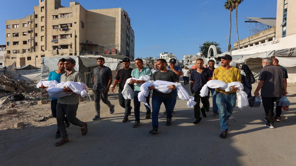 غزيون يشيعون شهداء في غزة جراء استمرار العدوان الإسرائيلي على القطاع. (أ ف ب)