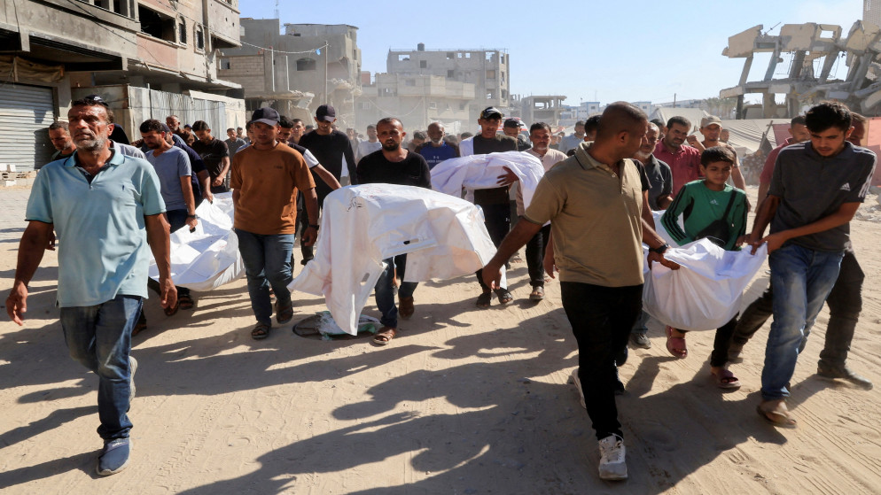 غزيون يشيعون شهداء في غزة جراء استمرار العدوان الإسرائيلي على القطاع. (رويترز)