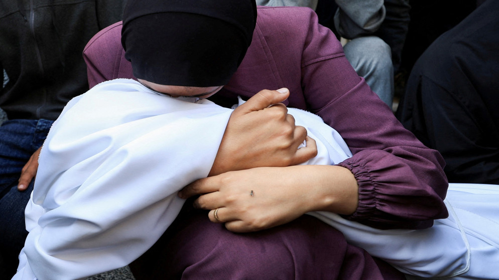 فلسطينية تحمل جثمان شهيد في مستشفى الشفاء في مدينة غزة. 4 حزيران 2025. (رويترز)