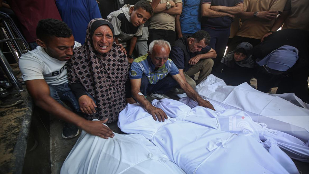 فلسطينيون يودعون أقاربهم شهداء في قطاع غزة.