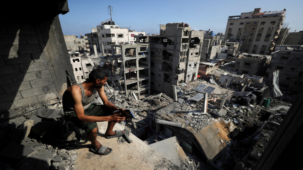 فلسطيني ينظر إلى موقع الغارة الإسرائيلية التي وقعت الخميس وألحقت أضرارًا ودمرت المباني السكنية، في مخيم الشاطئ للاجئين في مدينة غزة، 4 يوليو 2025. (رويترز)