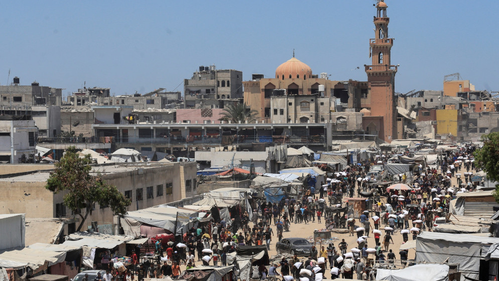 فلسطينيون يتجمعون لتلقي إمدادات الإغاثة في خان يونس جنوب قطاع غزة. 26 حزيران 2025. (رويترز)