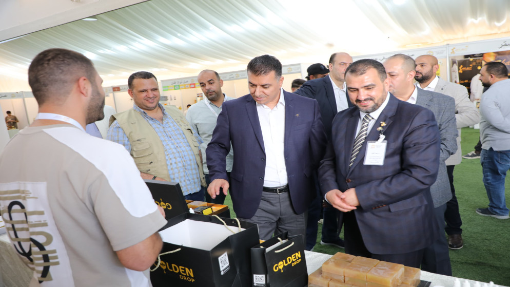 وزير الزراعة خالد الحنيفات خلال جولة تفقدية في مهرجان العسل الأردني الأول.