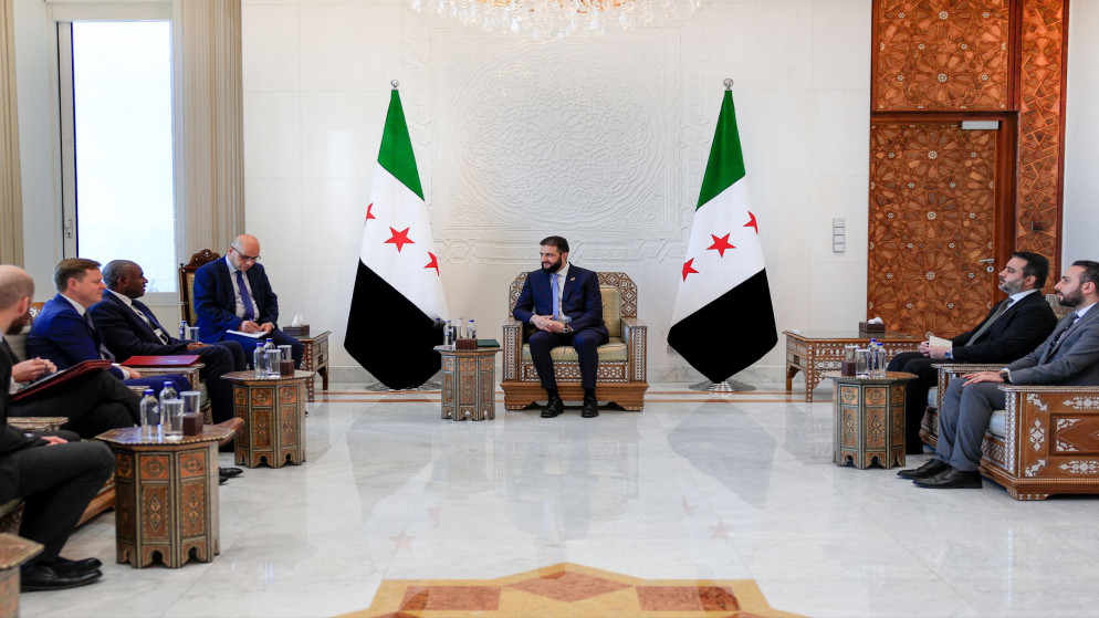 الرئيس السوري أحمد الشرع يستقبل وزير الخارجية البريطاني ديفيد لامي. 5 تموز 2025. (وكالة الأنباء السورية)