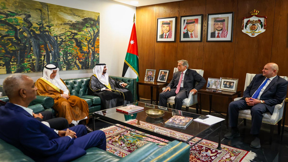 رئيس الوزراء، جعفر حسان خلال استقباله رئيس البرلمان العربي، محمد اليماحي، والوفد المرافق. (رئاسة الوزراء)