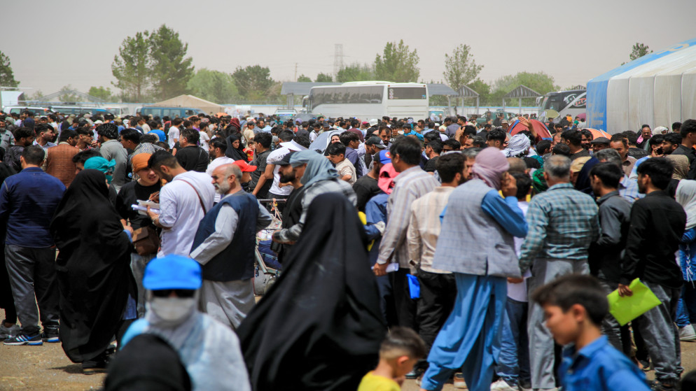 لاجئون أفغان من إيران وصلوا إلى معبر إسلام قلعة الحدودي بين أفغانستان وإيران، في 5 تموز 2025. (أ ف ب)