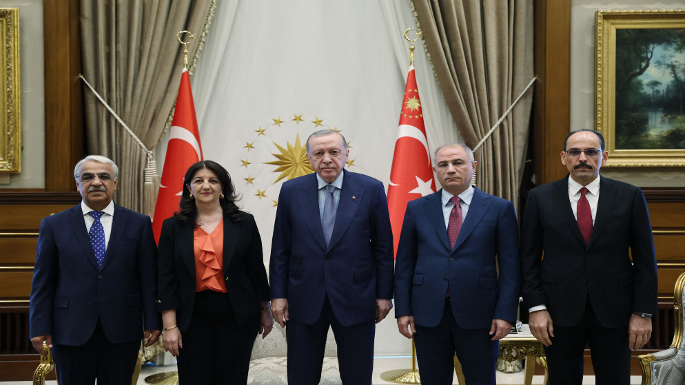 الرئيس التركي رجب طيب إردوغان (وسط)، ونائبا حزب المساواة والديمقراطية (DEM) التركي المؤيد للأكراد، برفين بولدان (الثانية من اليسار)، وميثات سنجار (يسار)، ورئيس المخابرات التركية إبراهيم كالين (يمين)، ونائب رئيس حزب العدالة والتنمية إفكان آلا (الثاني من اليمين)، في صورة جماعية خلال اجتماعهم في المجمع الرئاسي بأنقرة.7 يوليو/تموز 2025.(ا ف ب)