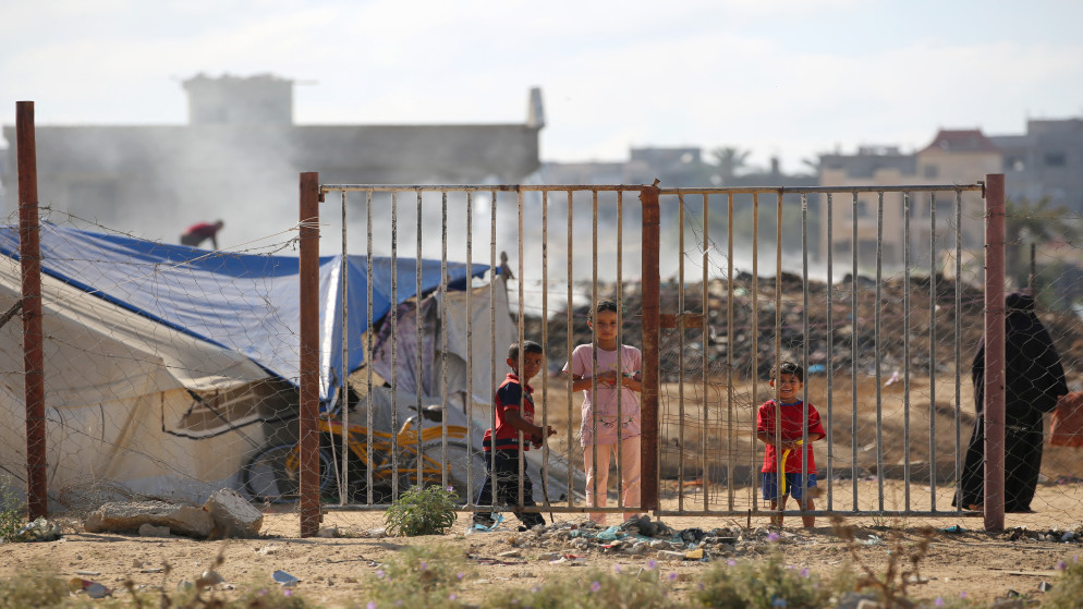 أطفال يقفون بجوار خيام في مخيم يؤوي فلسطينيين نازحين في مخيم البريج وسط قطاع غزة .7 يوليو/تموز 2025.(أ ف ب)