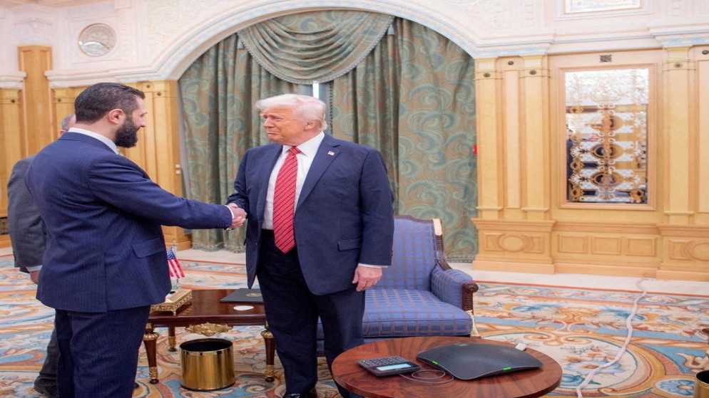 صورة أرشيفية للرئيس الأميركي دونالد ترامب والرئيس السوري أحمد الشرع خلال لقاء في السعودية.(رويترز)