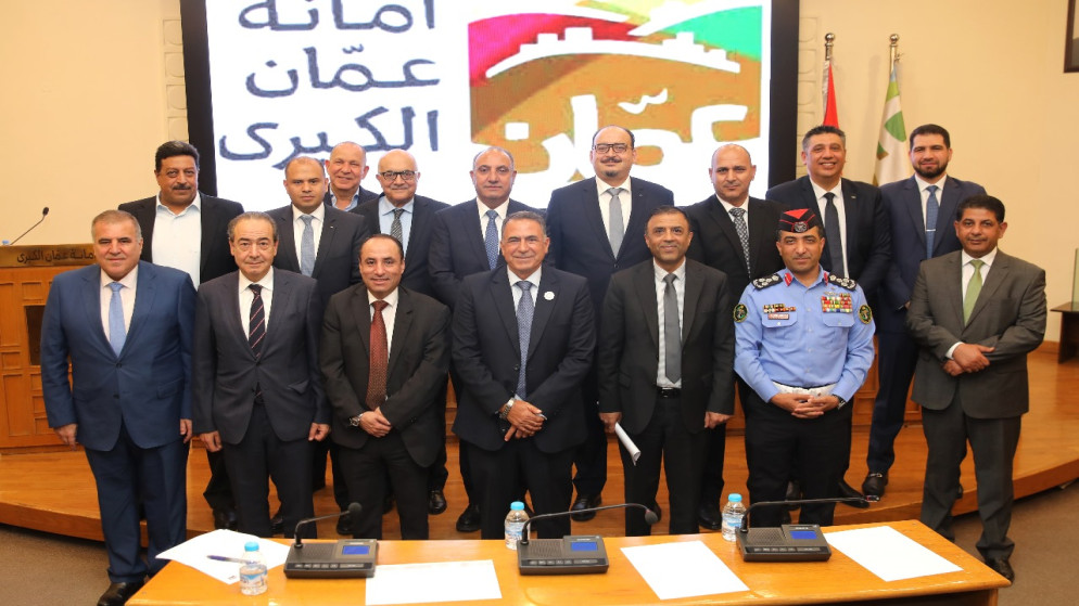 جانب من أولى جلسات لجنة أمانة عمّان