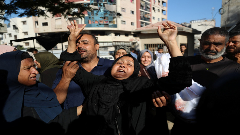 أم مكلومة في غزة نتيجة ارتقاء شهداء بالغارات الإسرائيلية المستمرة على قطاع غزة. (رويترز)