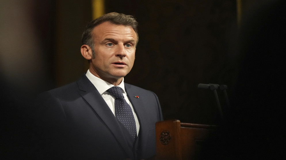 الرئيس الفرنسي إيمانويل ماكرون يخاطب أعضاء البرلمان خلال زيارة لقصر وستمنستر في لندن في 8 تموز 2025. (أ ف ب)