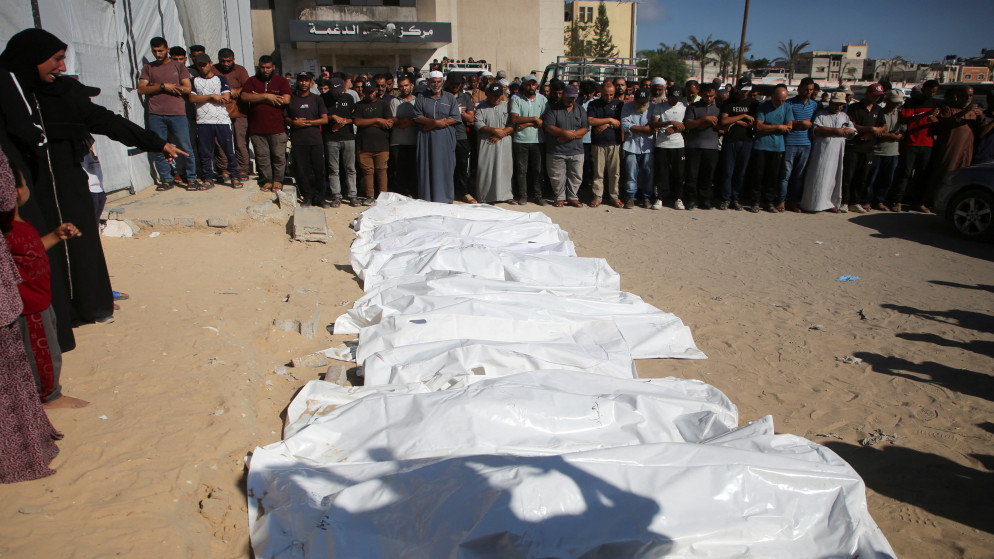 فلسطينيون يصلون الجنازة على شهداء غارة إسرائيلية على خيام نازحين. مستشفى ناصر في خان يونس، جنوب قطاع غزة، 9 تموز 2025. (رويترز