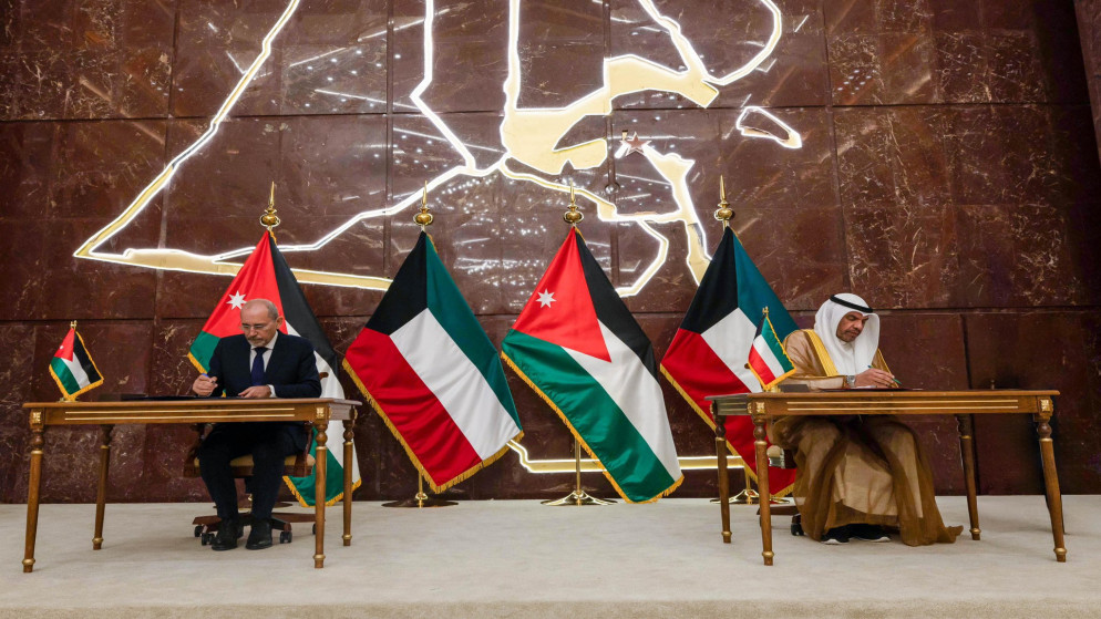 نائب رئيس الوزراء ووزير الخارجية وشؤون المغتربين أيمن الصفدي مع وزير الخارجية الكويتي عبدالله علي اليحيا. (وزارة الخارجية)