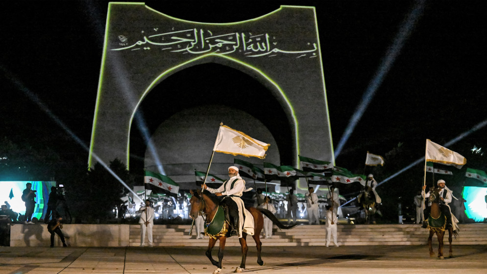 عرض خلال حفل الكشف عن الشعار الوطني السوري الجديد بالقرب من قبر الجندي المجهول على جبل قاسيون المطل على العاصمة دمشق 3 يوليو/تموز 2025 (أ ف ب)