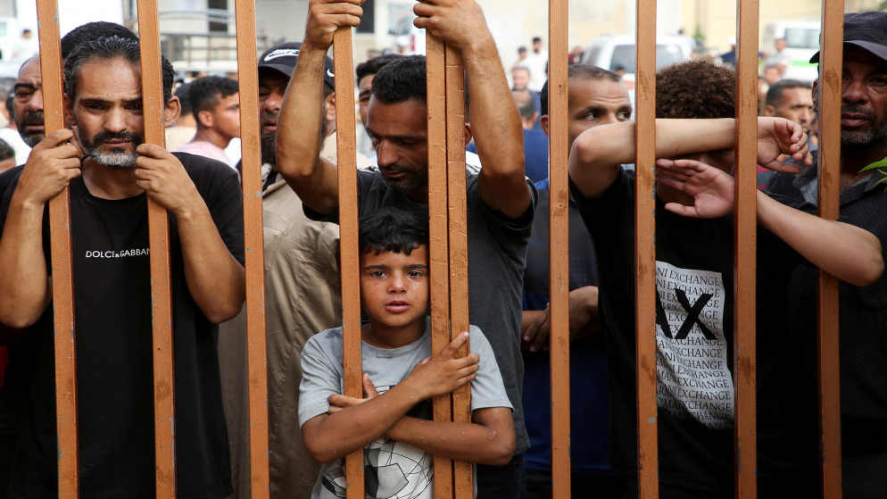 فلسطينيون يتجمعون لتلقي المساعدات في بيت لاهيا شمال قطاع غزة، 25 حزيران 2025. (رويترز)
