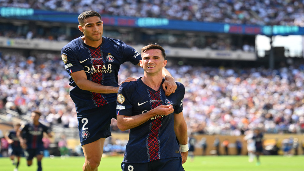 يحتفل لاعب خط وسط باريس سان جيرمان الإسباني فابيان رويز، بتسجيله الهدف الثالث لفريقه مع المدافع المغربي أشرف حكيمي خلال مباراة نصف نهائي كأس العالم للأندية FIFA 2025 بين باريس سان جيرمان وريال مدريد. في 9 تموز 2025. (أ ف ب)