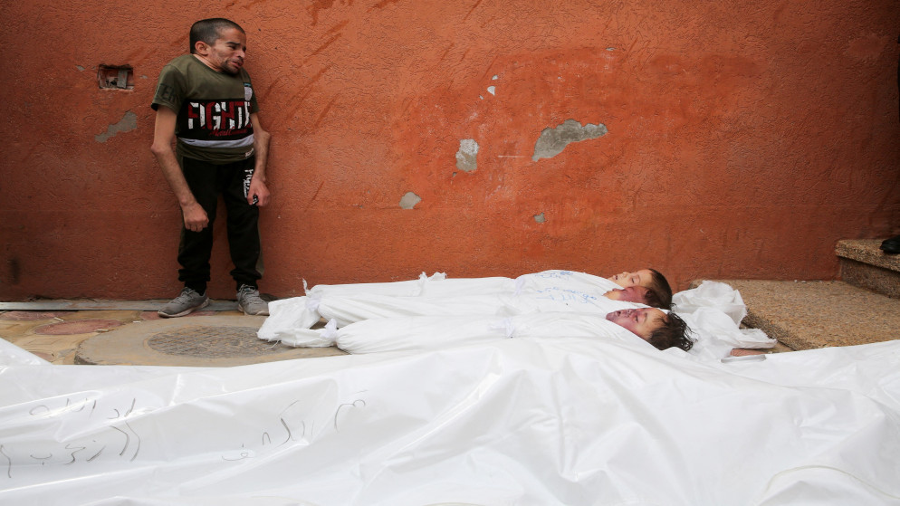 فلسطيني يودع شهداء أطفال نتيجة القصف الإسرائيلي المستمر على قطاع غزة. (رويترز)
