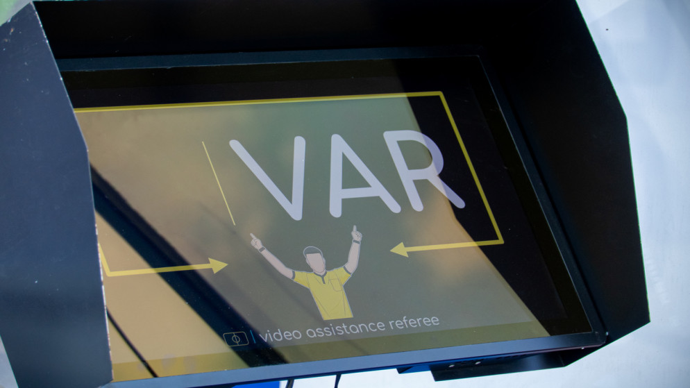 شاشة نظام الفيديو المساعد (VAR). نظام حكم الفيديو المساعد أثناء المباراة. (istockphoto)
