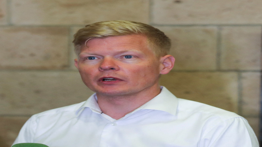 المبعوث الخاص للأمين العام للأمم المتحدة إلى اليمن هانس غروندبرغ يتحدث إلى الصحفيين في مطار صنعاء .اليمن 3 مايو 2023. (رويترز )