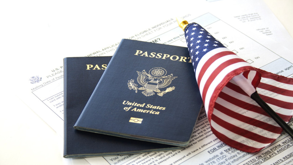 جوازات السفر الأميركية مع العلم ونماذج التجديد. (istockphoto)