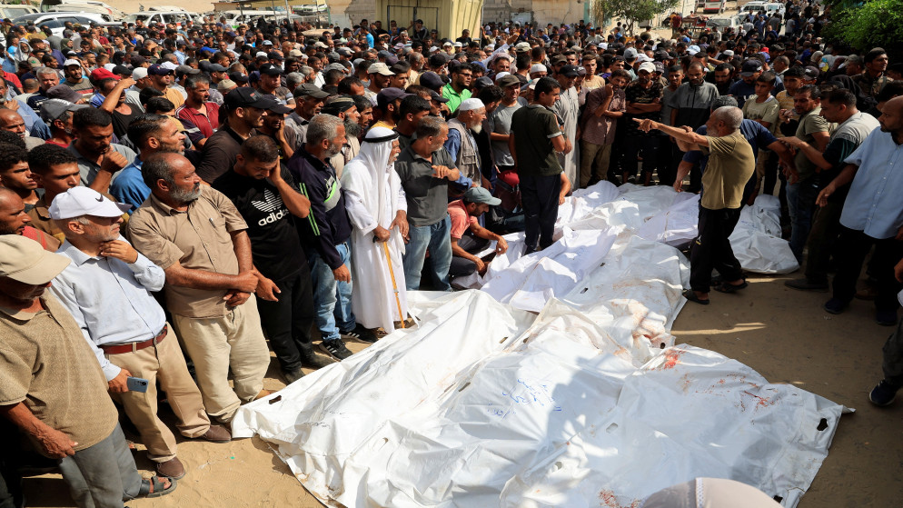 فلسطينيون يشيعون شهداء كانوا يسعون للحصول على المساعدات جنوب قطاع غزة. 4 تموز 2025. (رويترز)