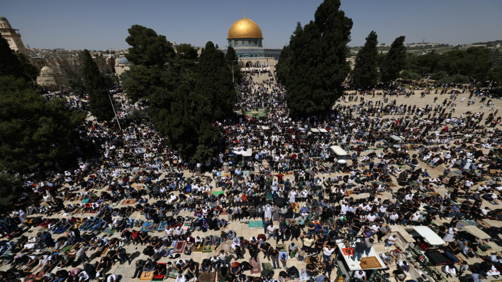 فلسطينيون يصلون في المسجد الأقصى. (وكالة الأنباء الفلسطينية)