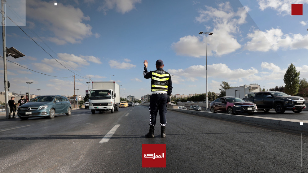 شرطي سير ينظم حركة المرور في أحد شوارع المملكة. (المملكة)