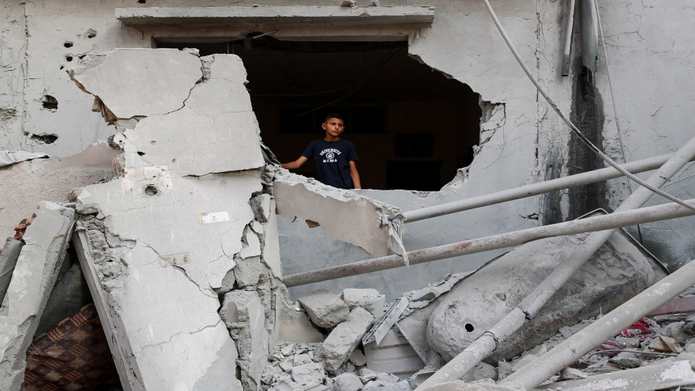 طفل فلسطيني يقف في موقع غارة جوية إسرائيلية ليلية على منزل في مدينة غزة، 11 تموز 2025. (رويترز)