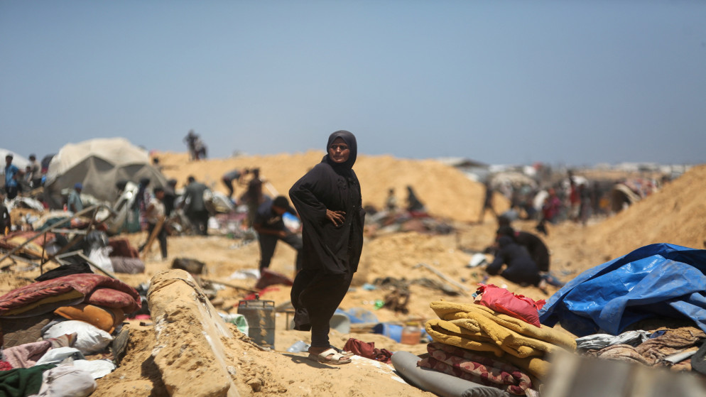 سيدة فلسطينية تقف على أنقاض المأساة في غزة. (أ ف ب)
