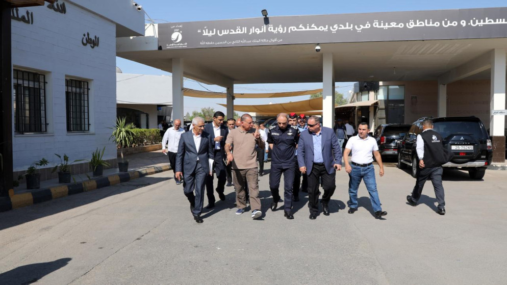 وزير الداخلية، مازن الفراية خلال ترؤسه اجتماعا في جسر الملك حسين.