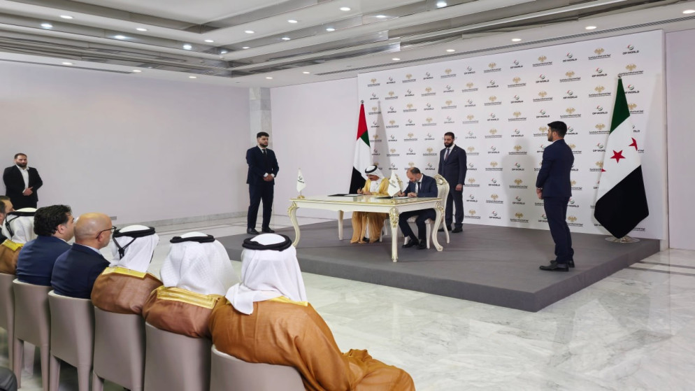 جانب من توقيع الاتفاقية بحضور الرئيس السوري أحمد الشرع (سانا)