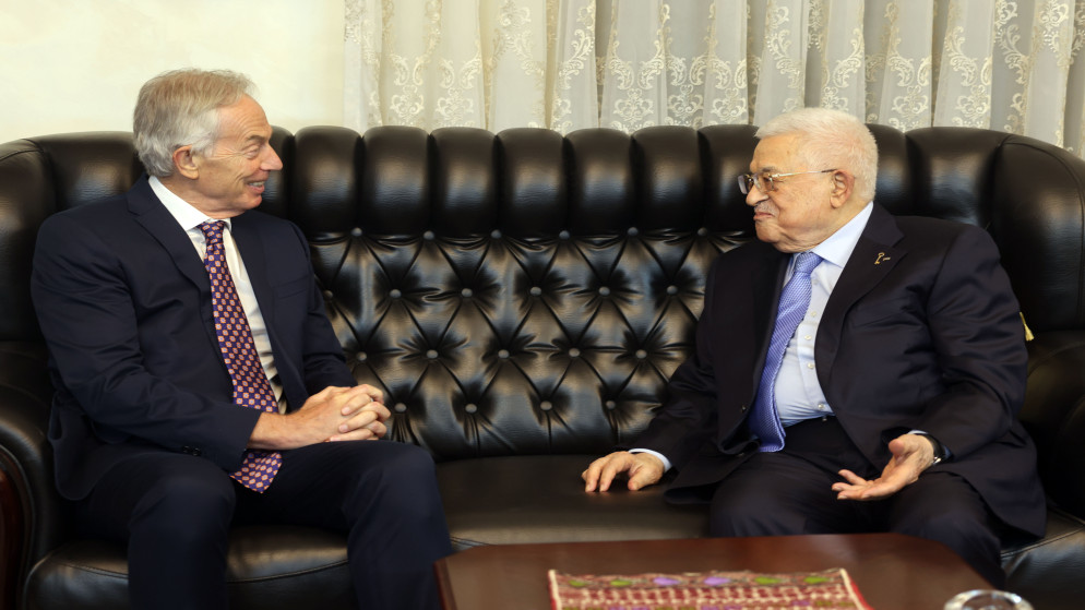 الرئيس الفلسطيني محمود عباس خلال لقائه رئيس الوزراء البريطاني الأسبق والمبعوث السابق للجنة الرباعية الدولية توني بلير، وذلك في مقر إقامته بالعاصمة عمّان.(وفا)