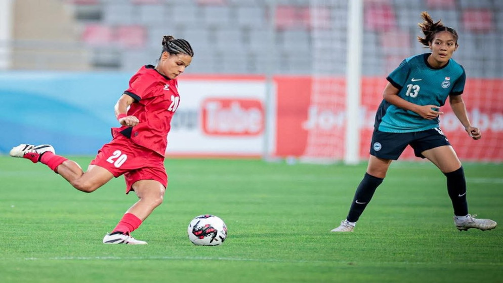 من مباراة المنتخب الوطني للسيدات لكرة القدم أمام نظيره المنتخب السنغافوري