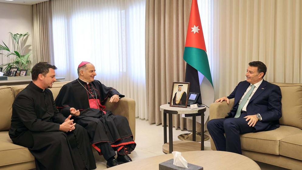 رئيس مجلس النواب أحمد الصفدي خلال استقباله سفير الفاتيكان في الأردن المطران جوفاني بيترو دال توزو. (مجلس النواب)