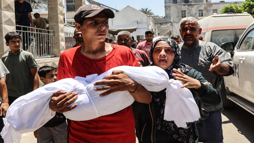 طفل شهيد بغارة إسرائيلية أمام مستشفى المعمداني بمدينة غزة، 13 تموز 2025. (أ ف ب)