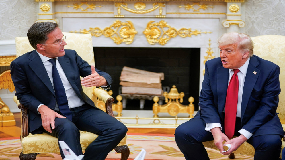 الرئيس الأميركي دونالد ترامب (يمين) خلال اجتماعه مع الأمين العام لحلف شمال الأطلسي مارك روته في المكتب البيضاوي بواشنطن. (رويترز)