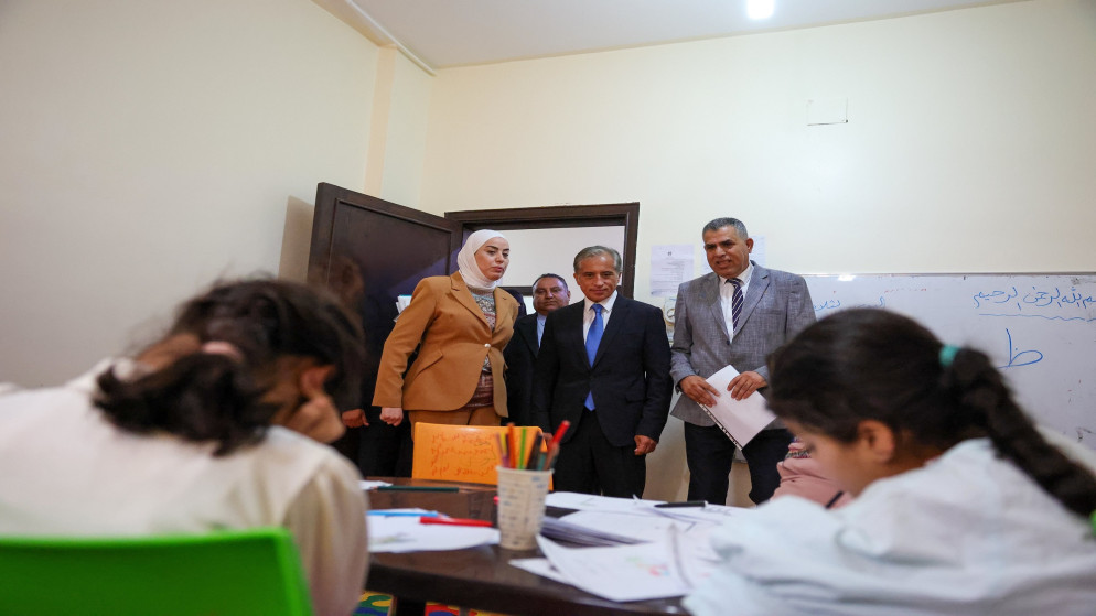 رئيس الوزراء جعفر حسّان يتفقد جمعية رعاية الطفل الخيرية في لواء البادية الشمالية الشرقية. (رئاسة الوزراء)
