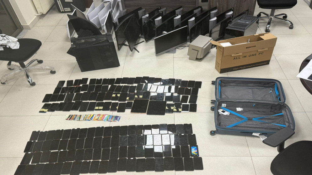 ضبط شبكة احتيال مالي يديرها شخص يشغل 15 آسيويا عبر شركة وهمية. (مديرية الأمن العام)